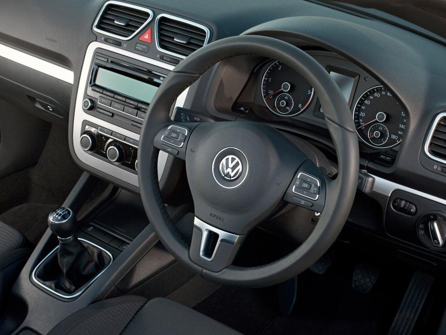 Volkswagen Eos 2.0 TDi BlueMotion 2010 года  (UK) (фото 3 из 29)